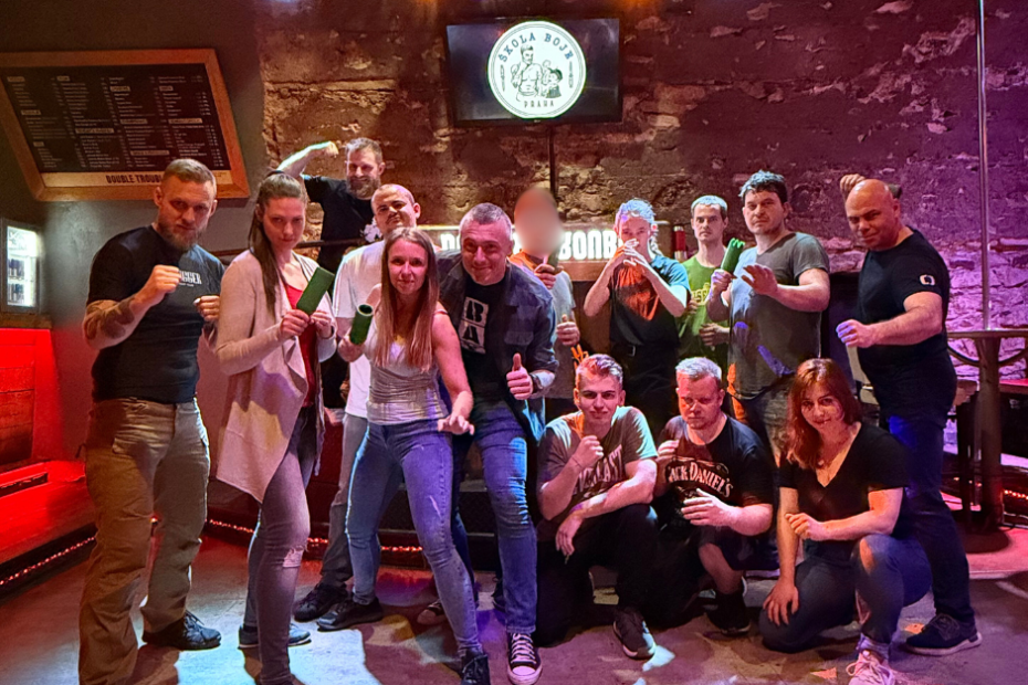 Skupinove foto z barfight workshopu sebeobrany v baru