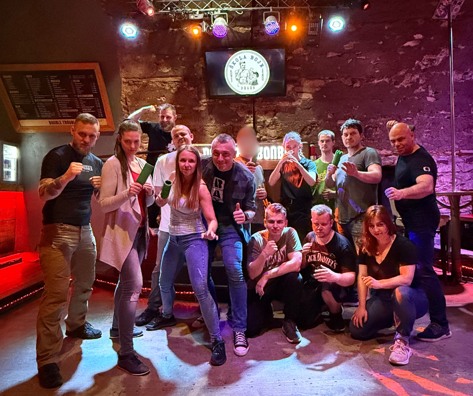 Skupinove foto z barfight workshopu sebeobrany v baru